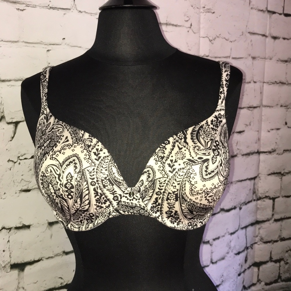 🔥PRICE DROP-B/W Paisley VS bra